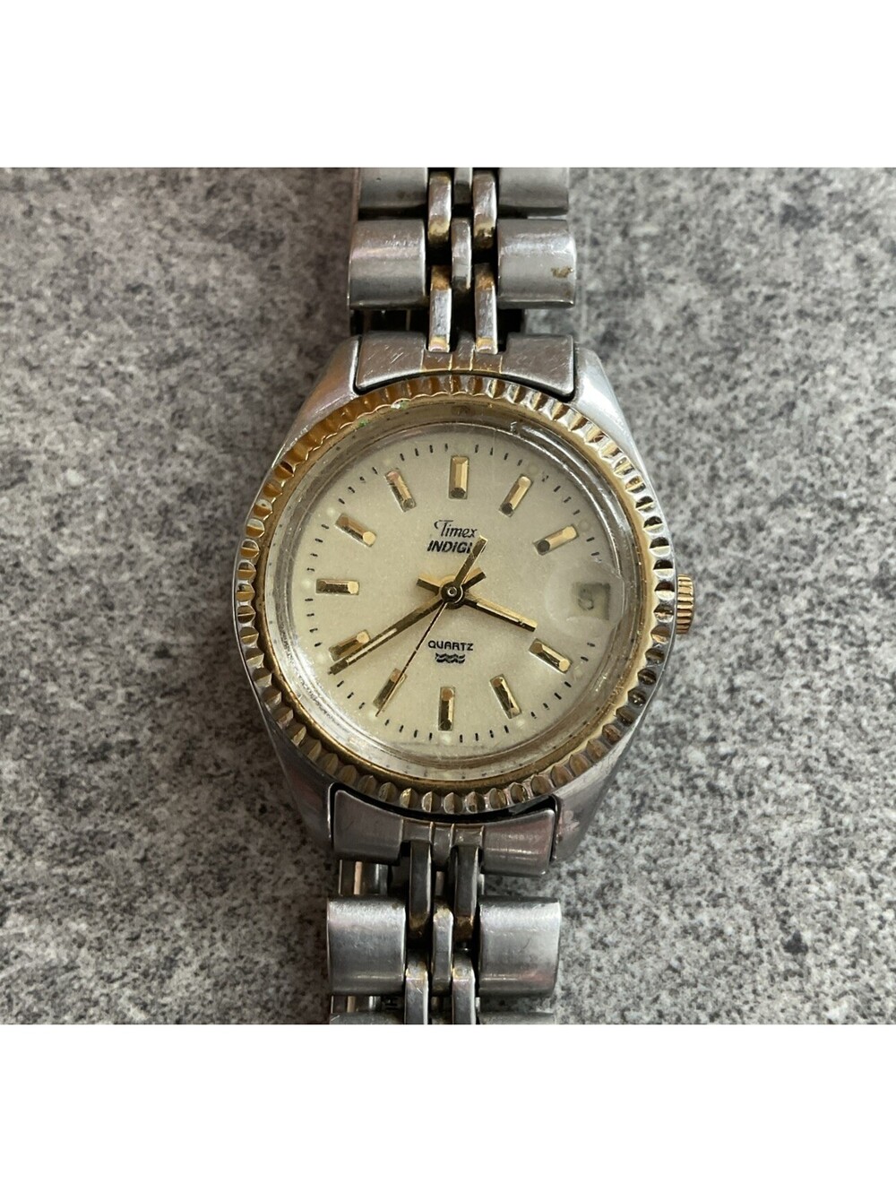 Vintage Timex Womens Watch 25mm Two Tone Case & Band W/Fluted Bezel BZ